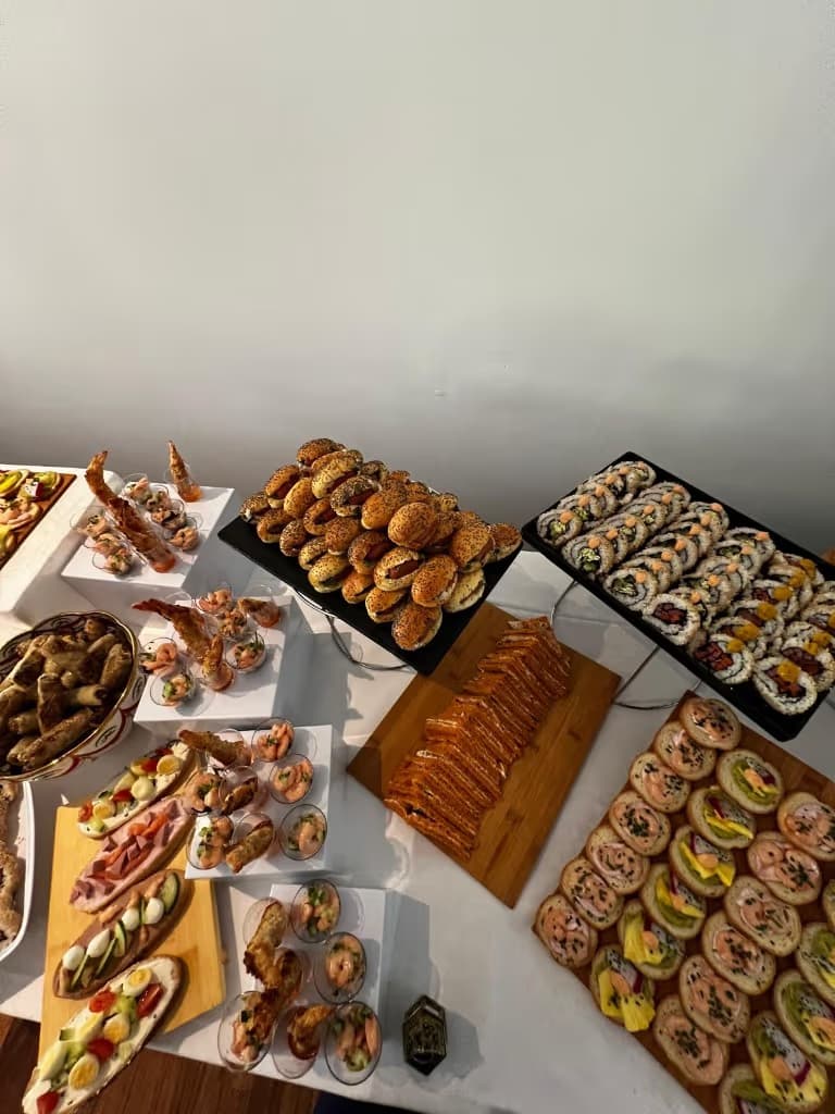 Buffet traiteur entreprise et séminaire à Paris Buffet traiteur entreprise et séminaire à Paris — canapés variés