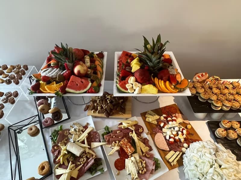 Buffet traiteur luxe Buffet traiteur luxe — fruits frais, charcuterie et fromages pour événement à Paris