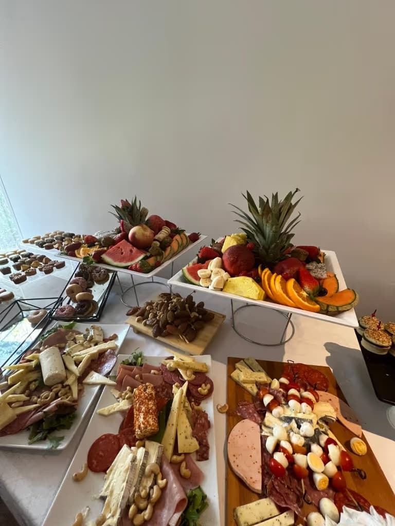 Réception traiteur Paris Réception traiteur Paris — buffet complet charcuterie, fruits et bouchées salées
