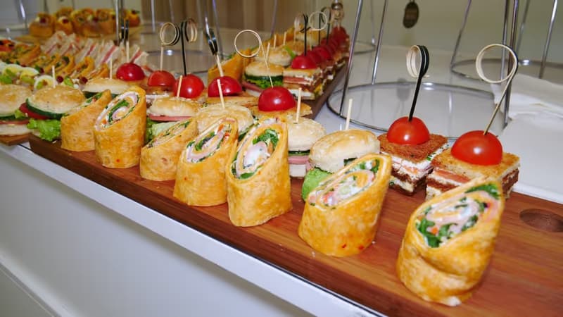 Plateau traiteur Paris Plateau traiteur Paris — canapés, mini-wraps et bouchées pour cocktail dinatoire