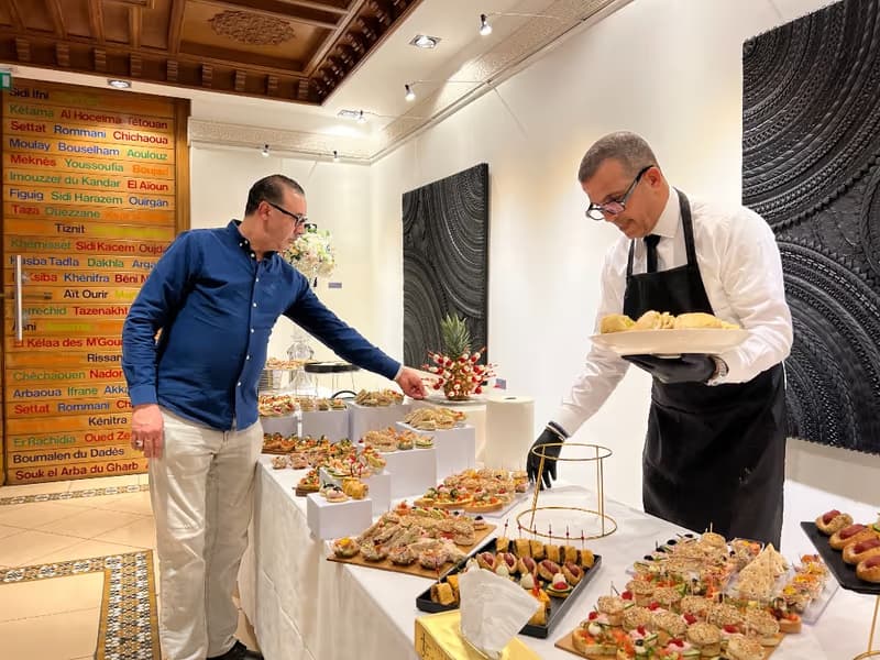 Salle de réception avec buffet traiteur Luxe-Traiteur à Paris Salle de réception avec buffet traiteur Luxe-Traiteur à Paris