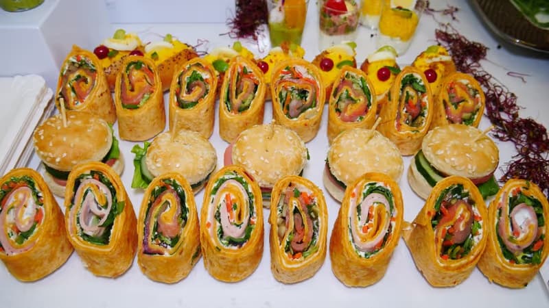 Buffet traiteur Buffet traiteur — wraps, mini burgers et canapés colorés pour réception à Paris